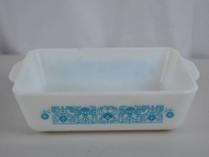 lot 164 image: Pyrex 1.5 Quart Blue Pattern Glass Baking Dish