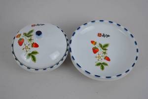 lot 166 image: Porcelain Strawberry Motif Covered Dish and Plate Set