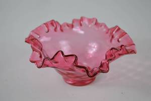 lot 91 image: Vintage Fenton Cranberry Glass Ruffled Bowl