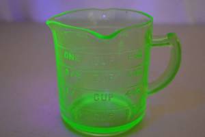lot 118 image: Vintage uranium glass measuring cup, 1 cup capacity