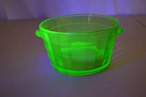 lot 121 image: Vintage Green Uranium Glass Handled Bowl, 6 in x 2.75 in
