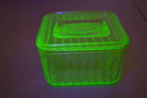 lot 122 image: Depression Era Uranium Glass Refrigerator Dish with Lid, Ribbed Design