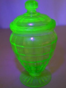 lot 123 image: Vintage Uranium Depression Glass Lidded Candy Jar