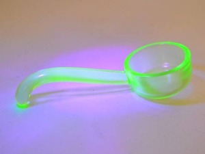 lot 127 image: Vintage Vaseline Glass Childs Toy Ladle Uranium UV Reactive