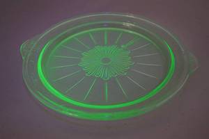 lot 130 image: Vintage Uranium Glass Sunflower Pattern Plate, 10-Inch