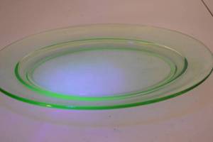 lot 131 image: Vintage uranium glass oval serving platter, 12 inch