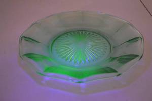 lot 132 image: Vintage uranium glass dish, 8.5 in, pressed pattern