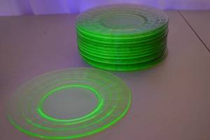 lot 133 image: Set of 14 Vintage Uranium Glass Plates