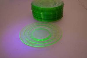 lot 134 image: Set of 15 Vintage Green Uranium Glass Plates