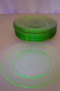 lot 135 image: Vintage uranium glass plates, 12 piece set, depression era