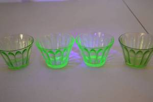 lot 137 image: Set of 4 Vintage Uranium Glass Dessert Bowls