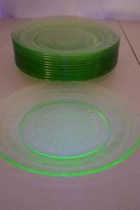 lot 138 image: Set of Vintage Uranium Glass Dinner Plates, 10 Inch
