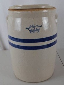 lot 172 image: Vintage 3-Gallon Stoneware Crock with Lid and Blue Crown Mark