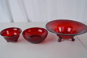 lot 178 image: Set of 3 Red Glass Decorative Bowls - Various Footed & Patterned Styles