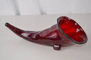 lot 182 image: Duncan Miller Art Deco Ruby Red Horn of Plenty, 1930s