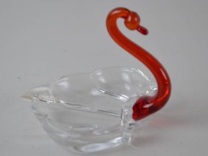 lot 181 image: Art Glass Swan Figurine With Red Neck, 5 Inch