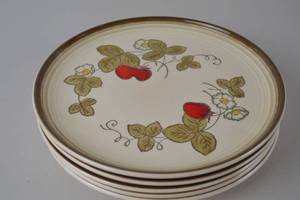 lot 185 image: Metlox Poppytrail California Strawberry Plates - Set of 4 Hand Painted