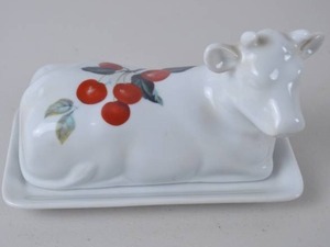 lot 186 image: BIA Cordon Bleu Cow Shaped Ceramic Butter Dish with Cherry Design