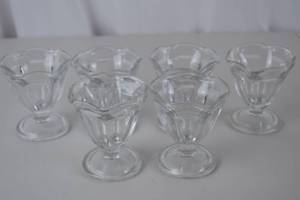 lot 190 image: Set of 6 Clear Glass Ice Cream Dessert Dishes - Scalloped Edge, 4.5 in Tall