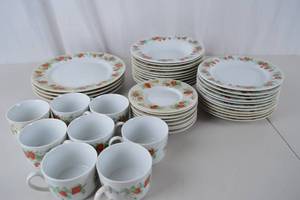 lot 194 image: Christopher Stuart Berry Orchard Fine China Dinnerware Set