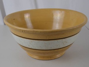 lot 204 image: Vintage Yellow Stoneware Mixing Bowl, 6.5 x 12