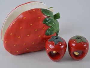 lot 208 image: Strawberry Ceramic Napkin Holder and Napkin Rings, Encore Promotions