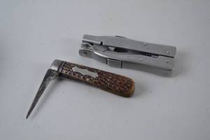lot 210 image: Buck Knives BuckTool multitool and vintage marlinspike pocket knife