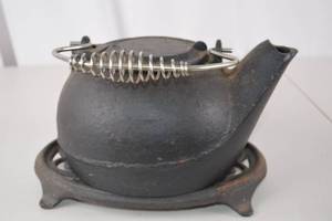 lot 222 image: Vintage Cast Iron Teapot with Trivet