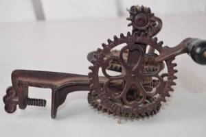 lot 238 image: Victorian Sinclair Scott Co. Baltimore Apple Peeler
