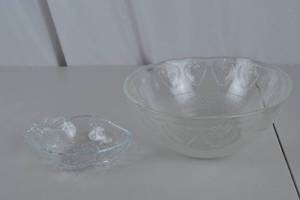 lot 243 image: Clear Glass Strawberry Embossed Bowl and Floral Dish Set