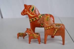 lot 249 image: Vintage Swedish Dala Horse and Pig Figurines Lot - 4 Hand-Painted Pieces