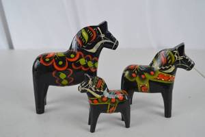 lot 250 image: Nils Olsson Swedish Dala Horse Figures, Hand-Painted Set of 3