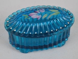 lot 260 image: Fenton blue glass trinket box with hand-painted floral lid
