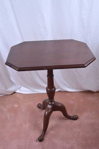 lot 267 image: Mahogany Pedestal Side Table with Octagonal Top 23x16x31in