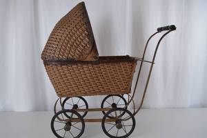 lot 286 image: Antique Wicker Baby Carriage Pram with Metal Frame and Handle