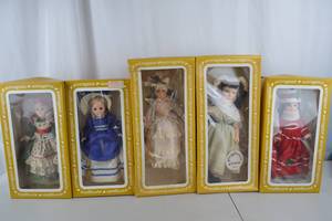 lot 332 image: Effanbee Doll Collection - 5 Boxed Dolls in Vintage Costumes