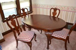 lot 352 image: Traditional Cherry Dining Table with 4 Upholstered Chairs