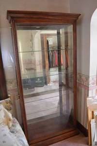 lot 351 image: Howard Miller Glass Curio Cabinet with Lights