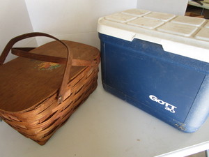 lot 36 image: Vintage picnic basket, Gott 30 cool...