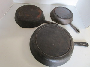 lot 80 image: Cast iron fry pans, 8, 9, 12...