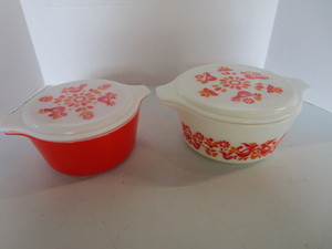 lot 106 image: Pyrex Friendship covered casseroles...