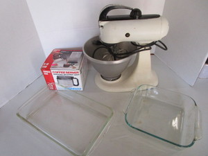 lot 117 image: Vintage Kitchenaid mixer - powers u...