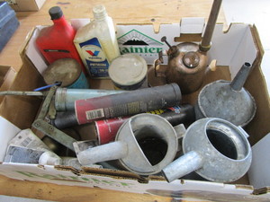 lot 125 image: Oil cans, grease guns, Honda filter...