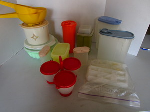 lot 130 image: Tupperware Jello, pickle, salad dr...