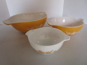 lot 169 image: Pyrex three tip & pour nesting bow...