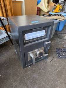 lot 31 image: Sentury Safe