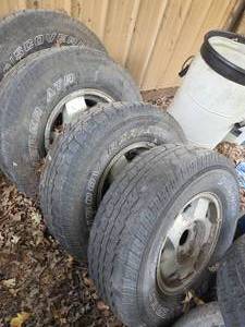 lot 39 image: 4- Rims & Tires From 1997 Chevy 12 Ton Pickup