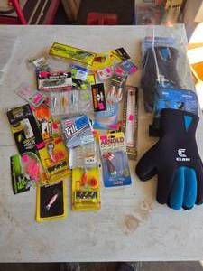 lot 128 image: Kinco Ice Gloves & Pan Fish LuresTackle (UNUSED)