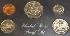 lot 42 image: 1972 Proof Set from the San Francisco Mint (S)  This is a nice coin set