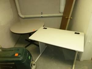 lot 124 image: 36 Round Table & Desk Station